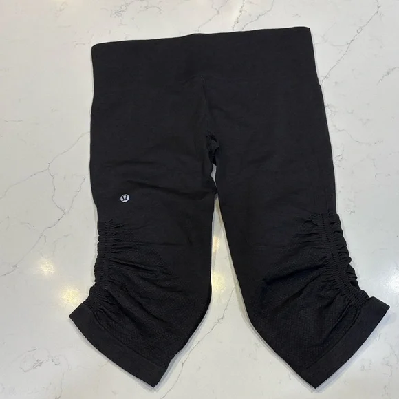 Lululemon In The Flow Crop - Picture 2 of 2